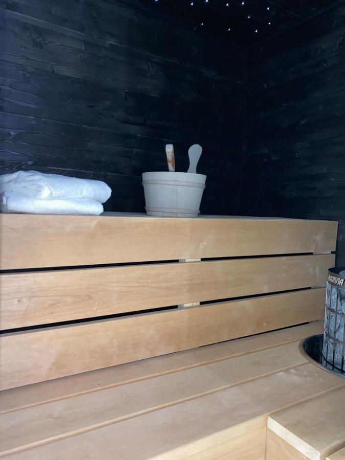 ロヴァニエミLuxury - Sauna With Star Lights - Wifi&Parkingアパートメント エクステリア 写真
